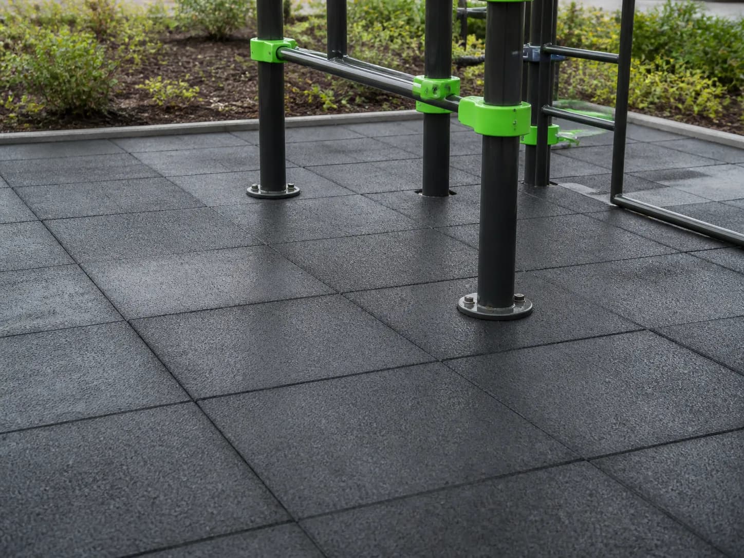 Détail de raccord et d’environnement pour sol pour fitness extérieur
