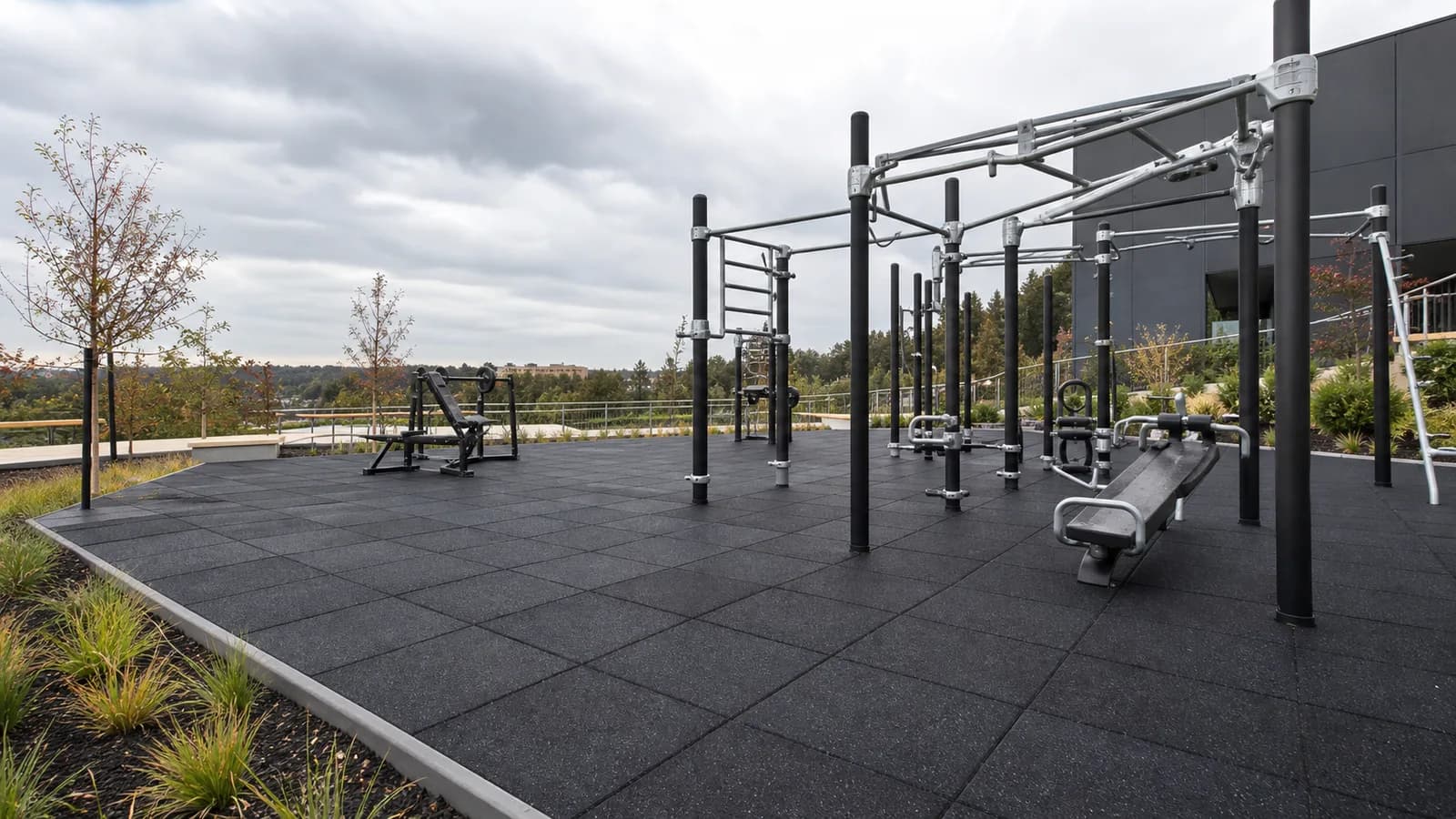 Sàn phòng gym ngoài trời được bố trí theo từng vùng sử dụng