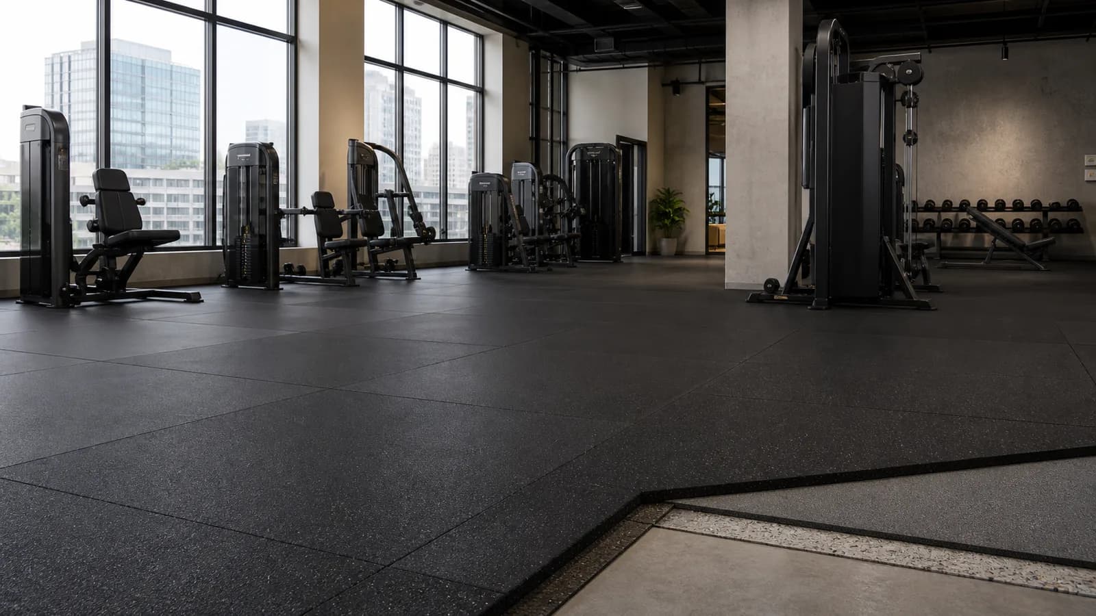Sàn cách âm phòng gym tầng trên được bố trí theo từng vùng sử dụng