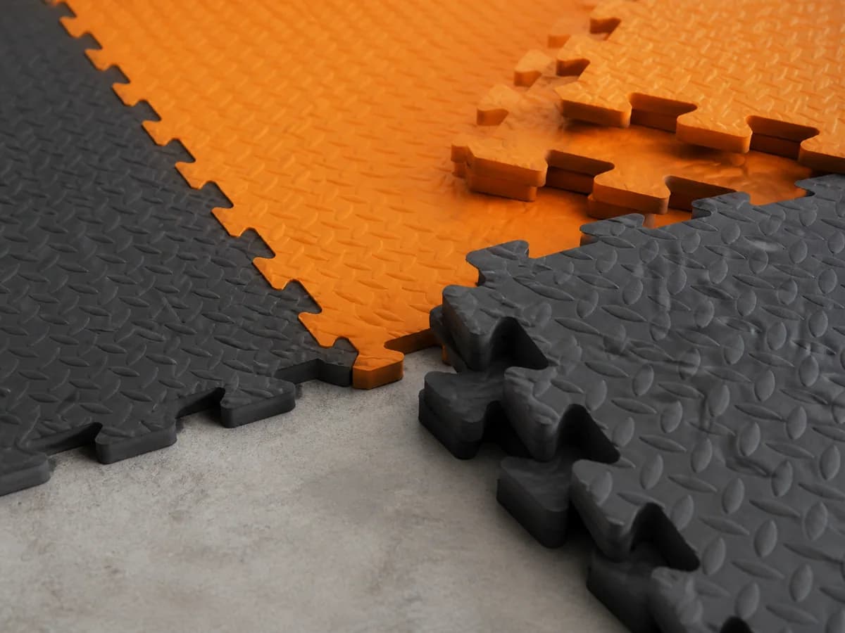 Détail de surface et de rive de dalles puzzle eva