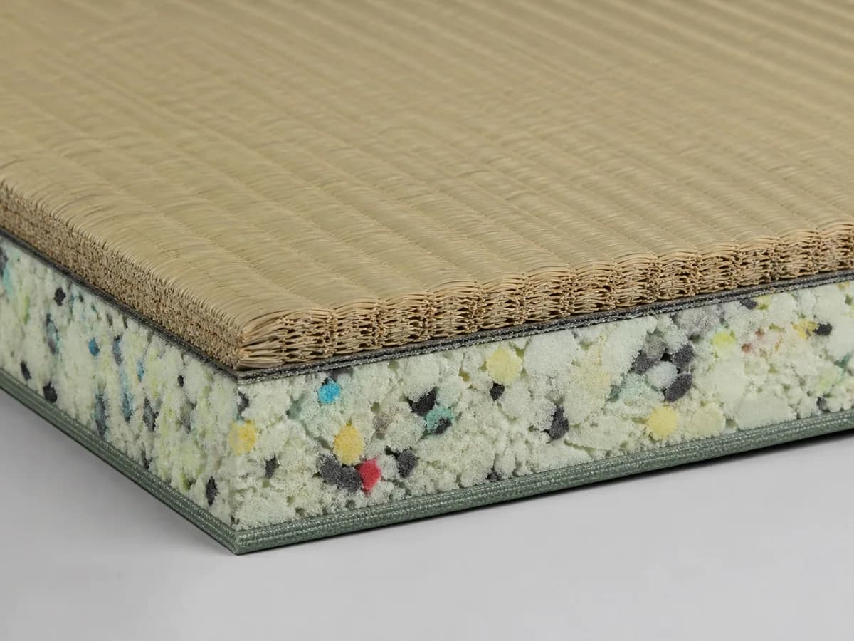 Macro cross-section of textured tatami surface and cushioning core