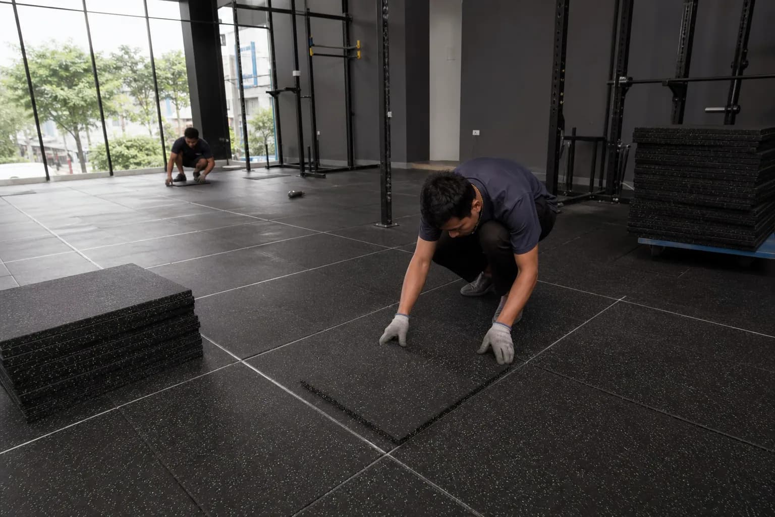 Mid-size neighborhood commercial gym: subfloor, set-out and installation control using commercial interlocking rubber tiles with local heavier protection