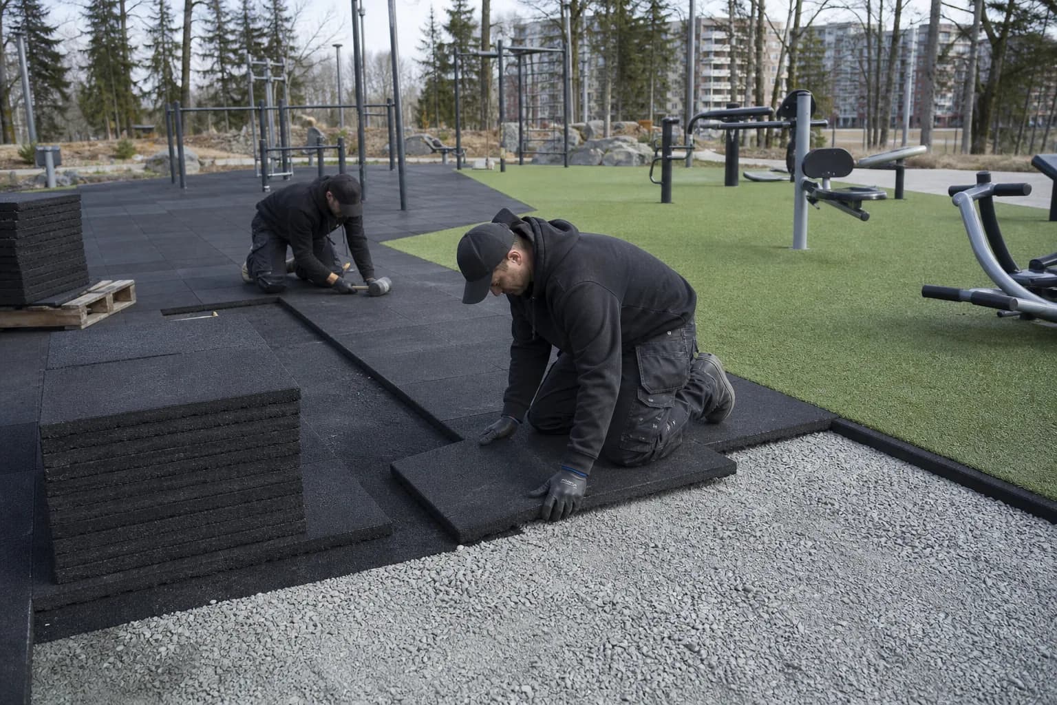Public outdoor fitness park: subfloor, set-out and installation control using weather-resistant rubber tiles and outdoor turf over a draining base